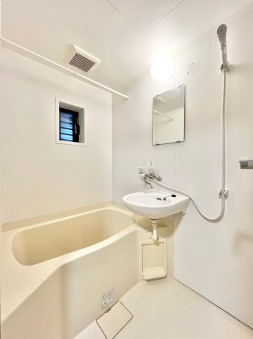 バス・シャワールーム　※同建物別部屋参考写真です。