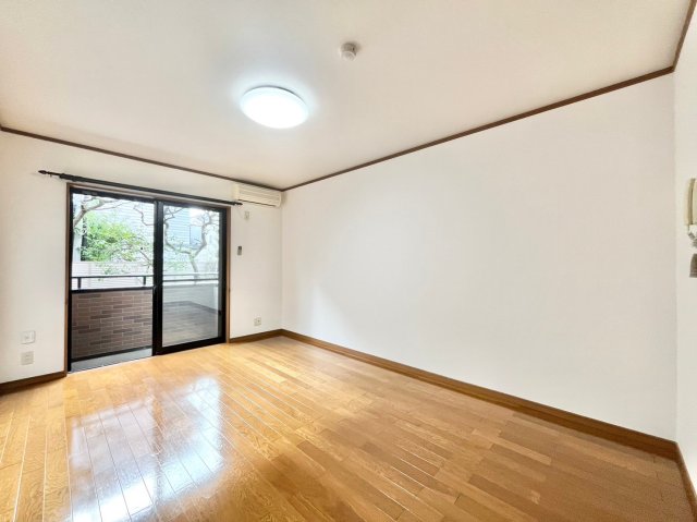 居室・リビング　※同建物別部屋参考写真です。