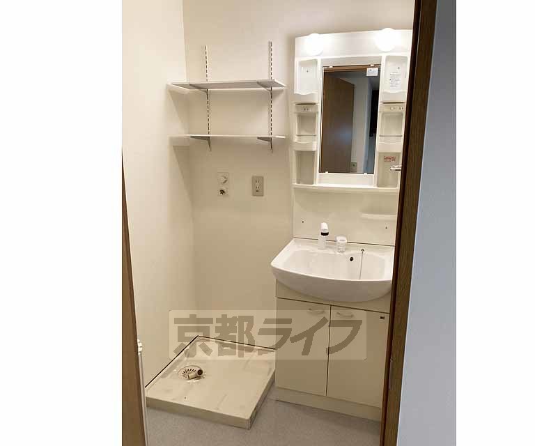 洗面設備　綺麗な洗面台です・