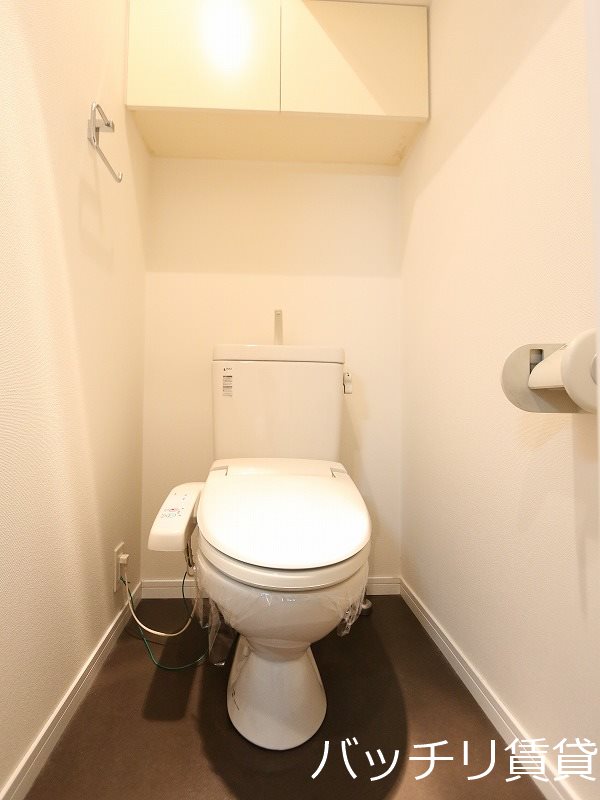 トイレ　別号室タイプの為、現状を優先致します。