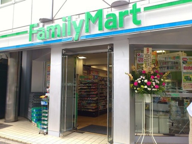 コンビニ　ファミリーマート南青山七丁目店（コンビニ）まで689m