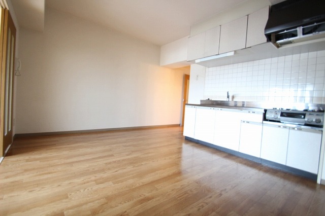 居室・リビング　同物件別号室のものです。