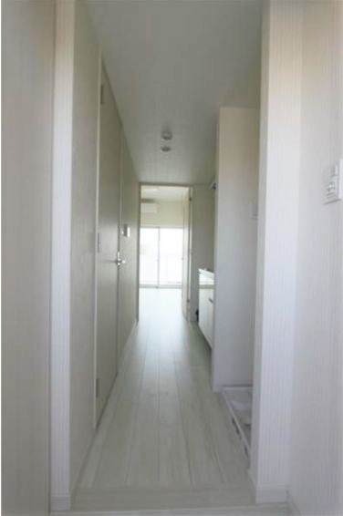 玄関　写真は反転タイプです、収納もある玄関です