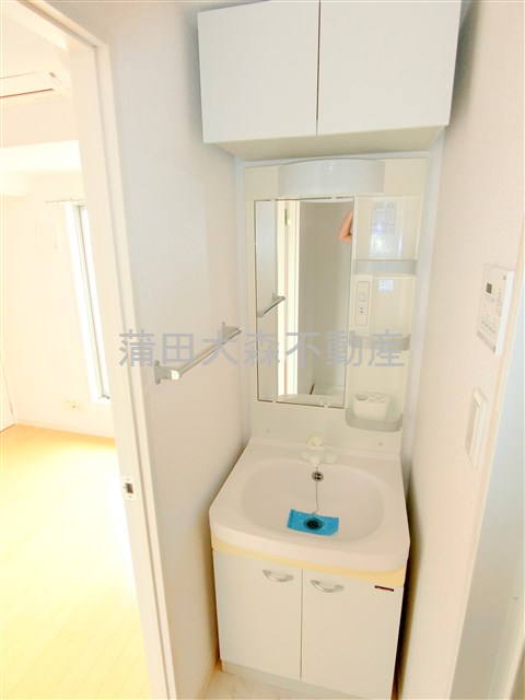 洗面設備　独立洗面台　上部に吊戸棚も付いた洗面所