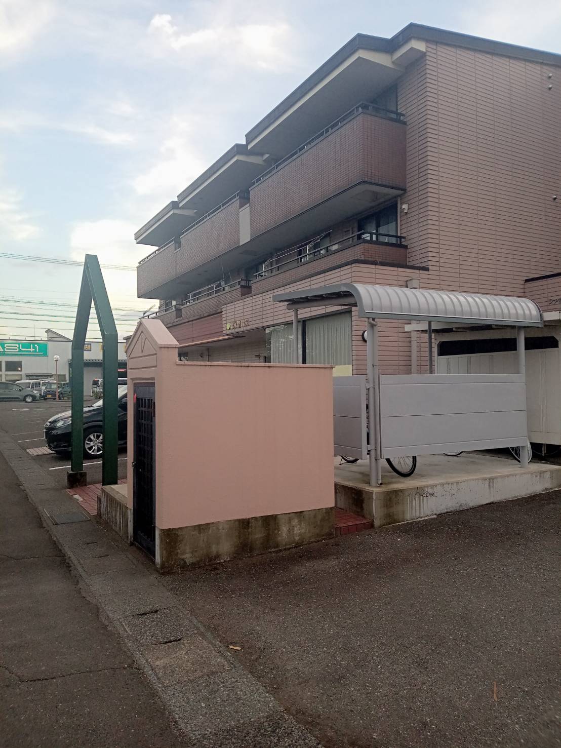 建物外観　1階に整骨院と手つくりパン屋さんがあります。