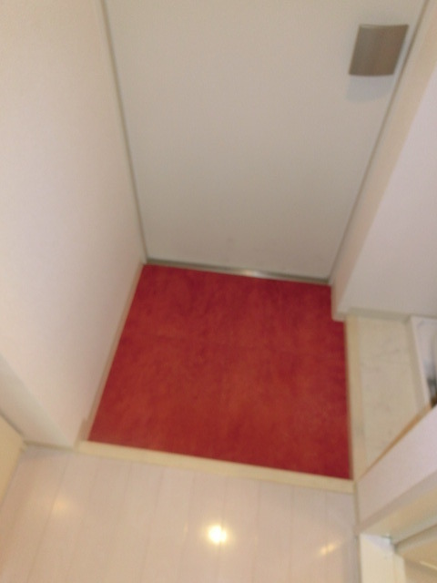 玄関　レッドカラーのオシャレな玄関でお客様をお出迎え。