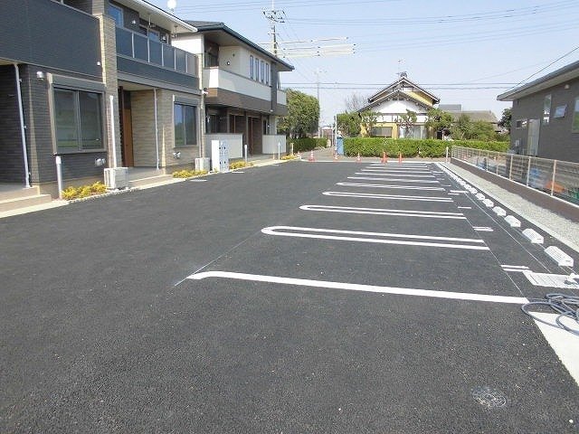 駐車場　駐車場があるので、車を買う予定の方も安心です