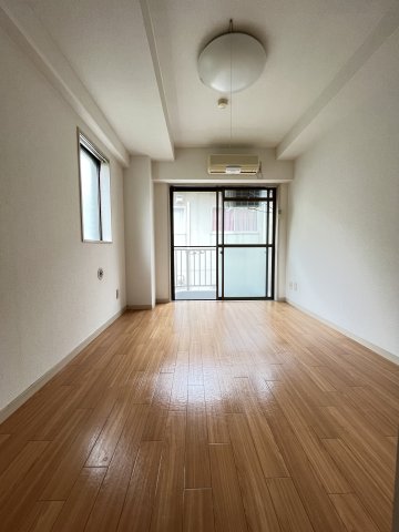 居室・リビング　※210号室参考写真
