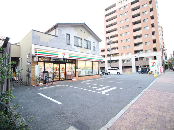 コンビニ　セブンイレブン（コンビニ）まで707m