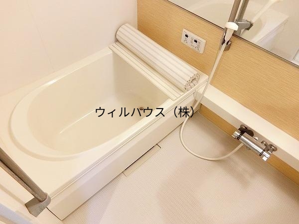 バス・シャワールーム　浴室乾燥機、追い焚き機能付きバス！