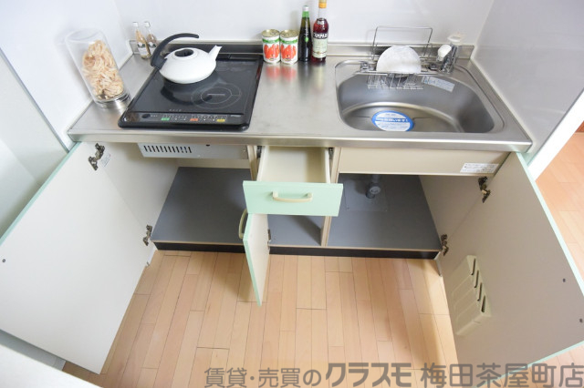 キッチン　モデルルームの為家具はついてません。
