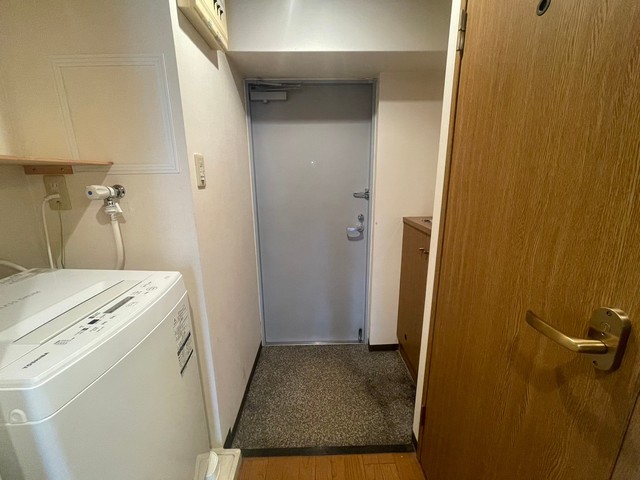 玄関　洗濯機はついてきません。