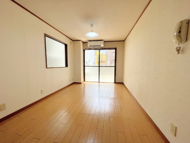 居室・リビング　南向きのお部屋です。