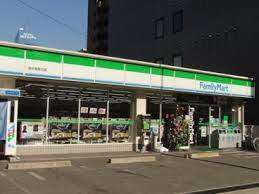 コンビニ　ファミリーマート新北野三丁目店（コンビニ）まで49m