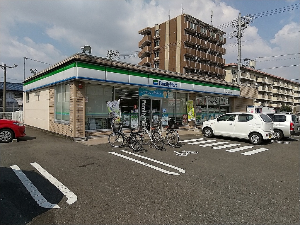 コンビニ　ファミリーマート 岩倉旭町一丁目店（コンビニ）まで304m