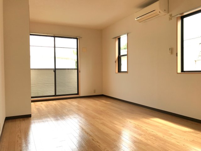 シャルム東山の居間写真
