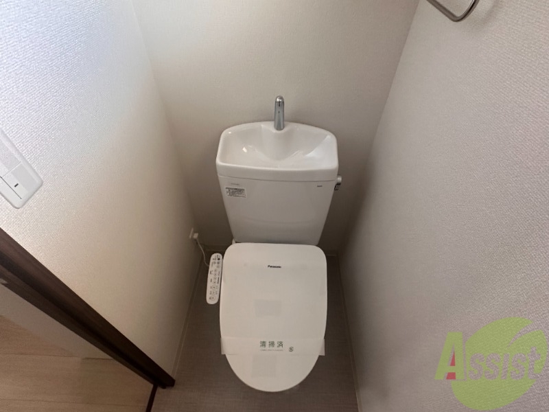 トイレ　ウォシュレットが付いているのですぐにお使い頂けますね。