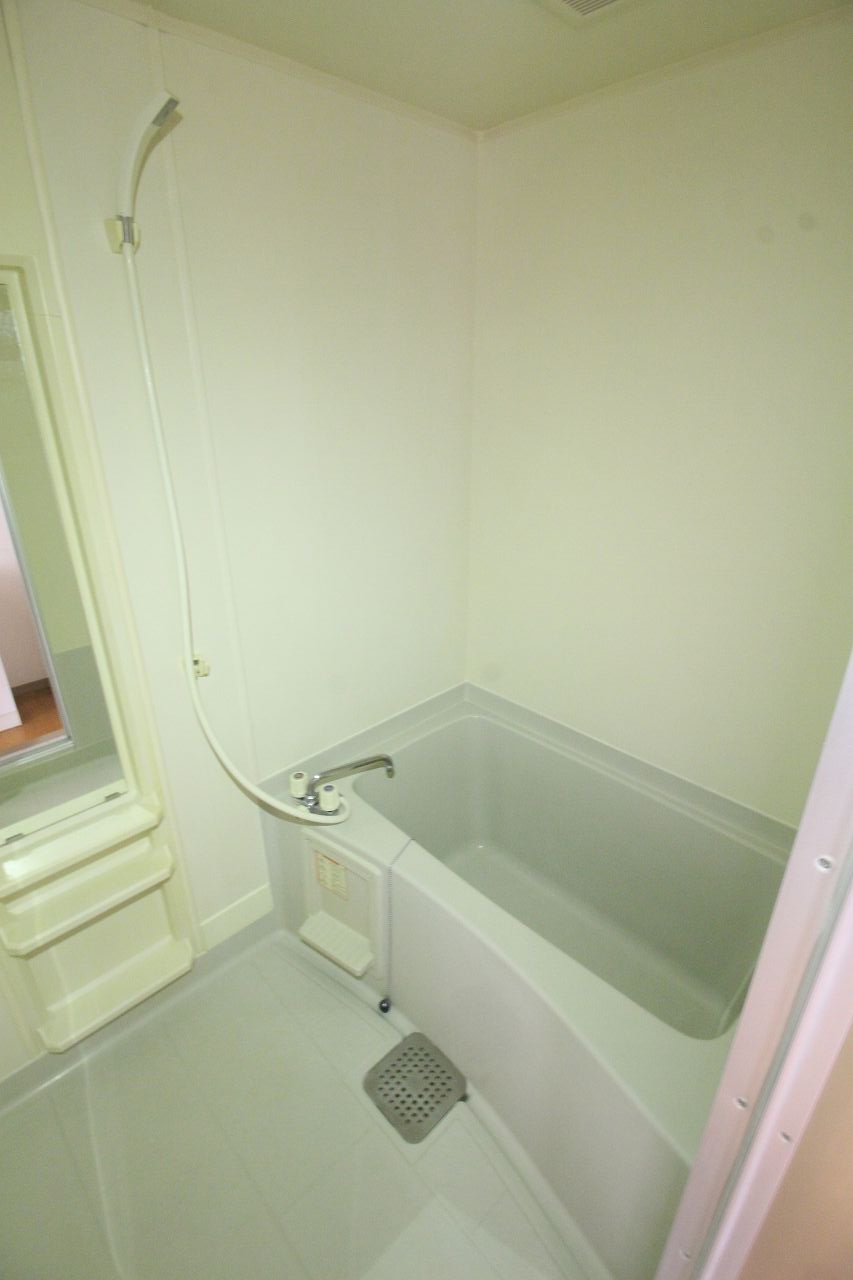 バス・シャワールーム　同物件の別のお部屋です