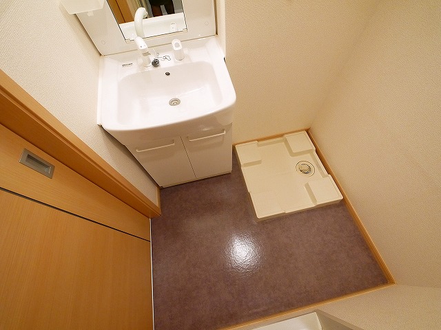 洗面設備　明るい洗面所です