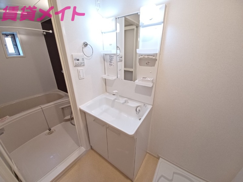洗面設備　別部屋反転写真です