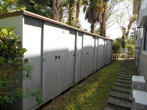 建物外観　各部屋に外部収納庫付きで便利