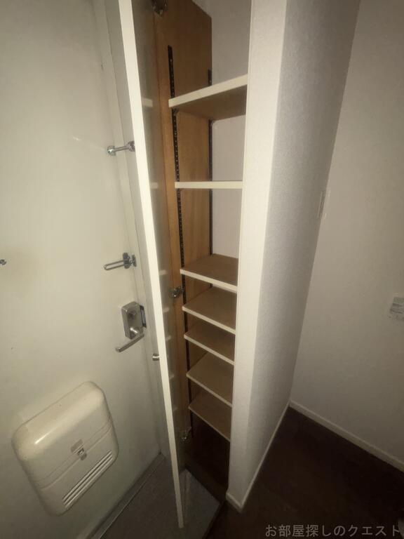 玄関　（写真は同タイプ）