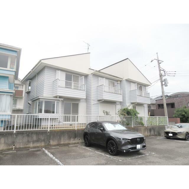 建物外観　外観＠南西～募集部屋は左側の部屋となります。３世帯１棟の西側
