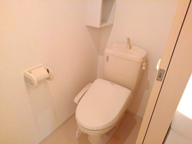 トイレ　落ち着いた色調のトイレです