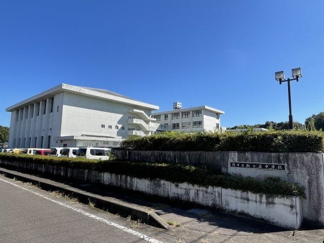 中学校　関市立桜ケ丘中学校（中学校）まで2104m