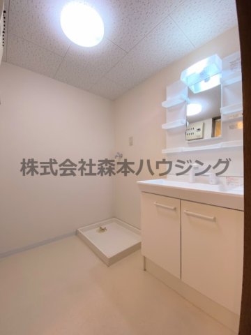 洗面設備　ゆったりとスペースのある洗面所