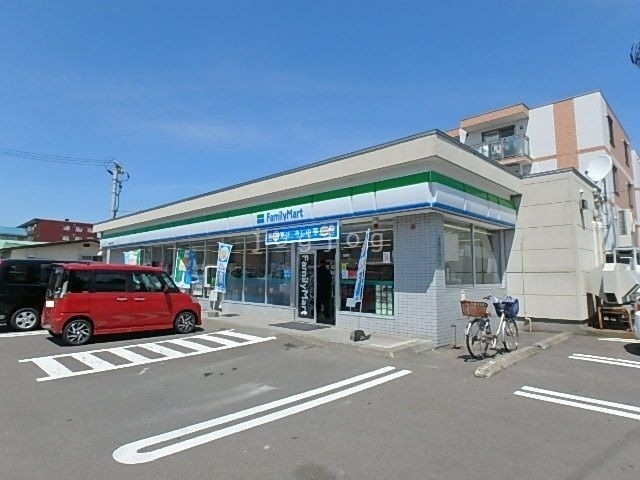 コンビニ　ファミリーマート千歳春日3丁目店（コンビニ）まで561m