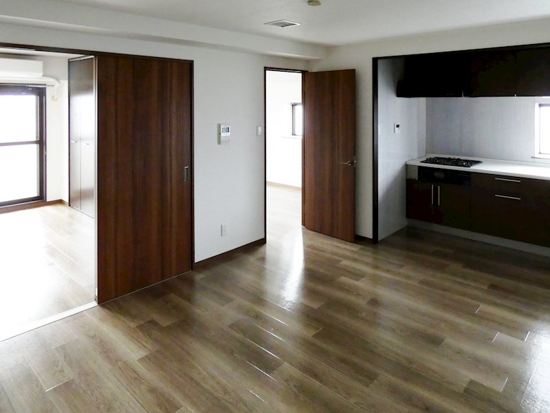 居室・リビング　ウッドカラーと白基調の明るいお部屋です。