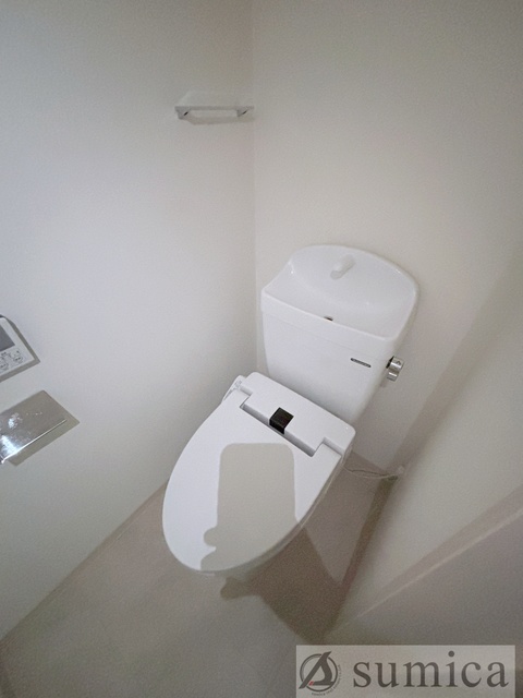 トイレ　人気アイテムの温水洗浄便座。清潔感のあるトイレです。
