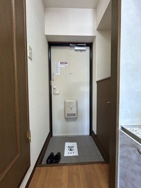 玄関　※写真は１０２号室です