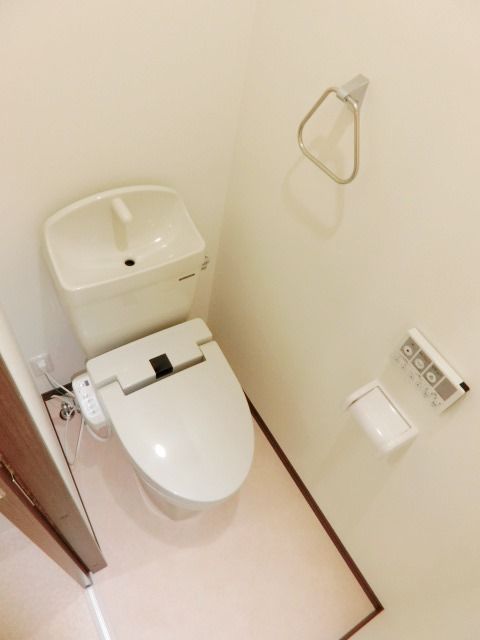 トイレ　温水洗浄機能付きのトイレです。