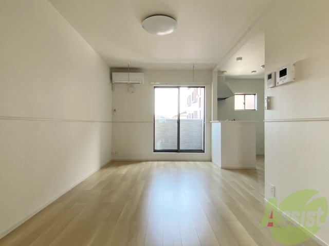 居室・リビング　リビングは１３．２帖、白を基調とした清々しいお部屋ですね