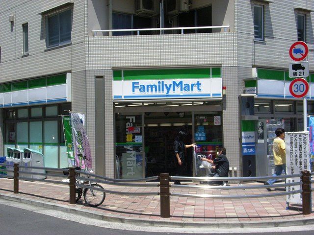 コンビニ　ファミリーマート（コンビニ）まで150m