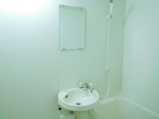 洗面設備　浴室内に鏡と洗面器があります。
