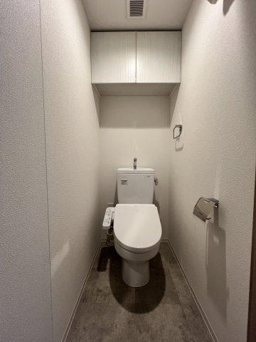トイレ　落ち着いた色調のトイレです