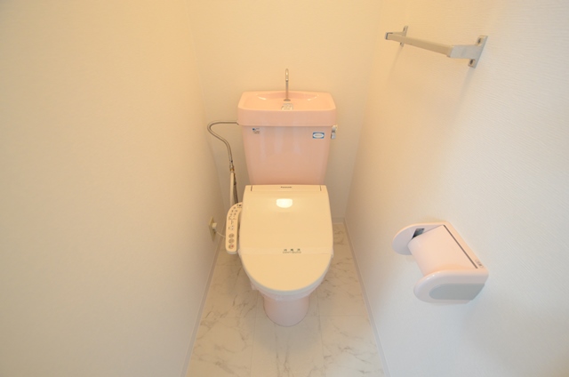 トイレ　温水洗浄便座付きのトイレです♪