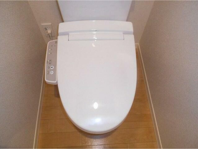トイレ　落ち着いた色調のトイレです