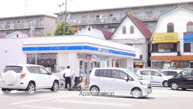 コンビニ　ローソン高知高須店（コンビニ）まで890m