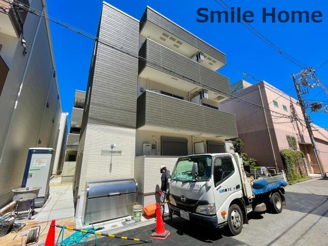 建物外観　ゴミも平日は毎日捨てれるので衛生的に過ごせそうですね
