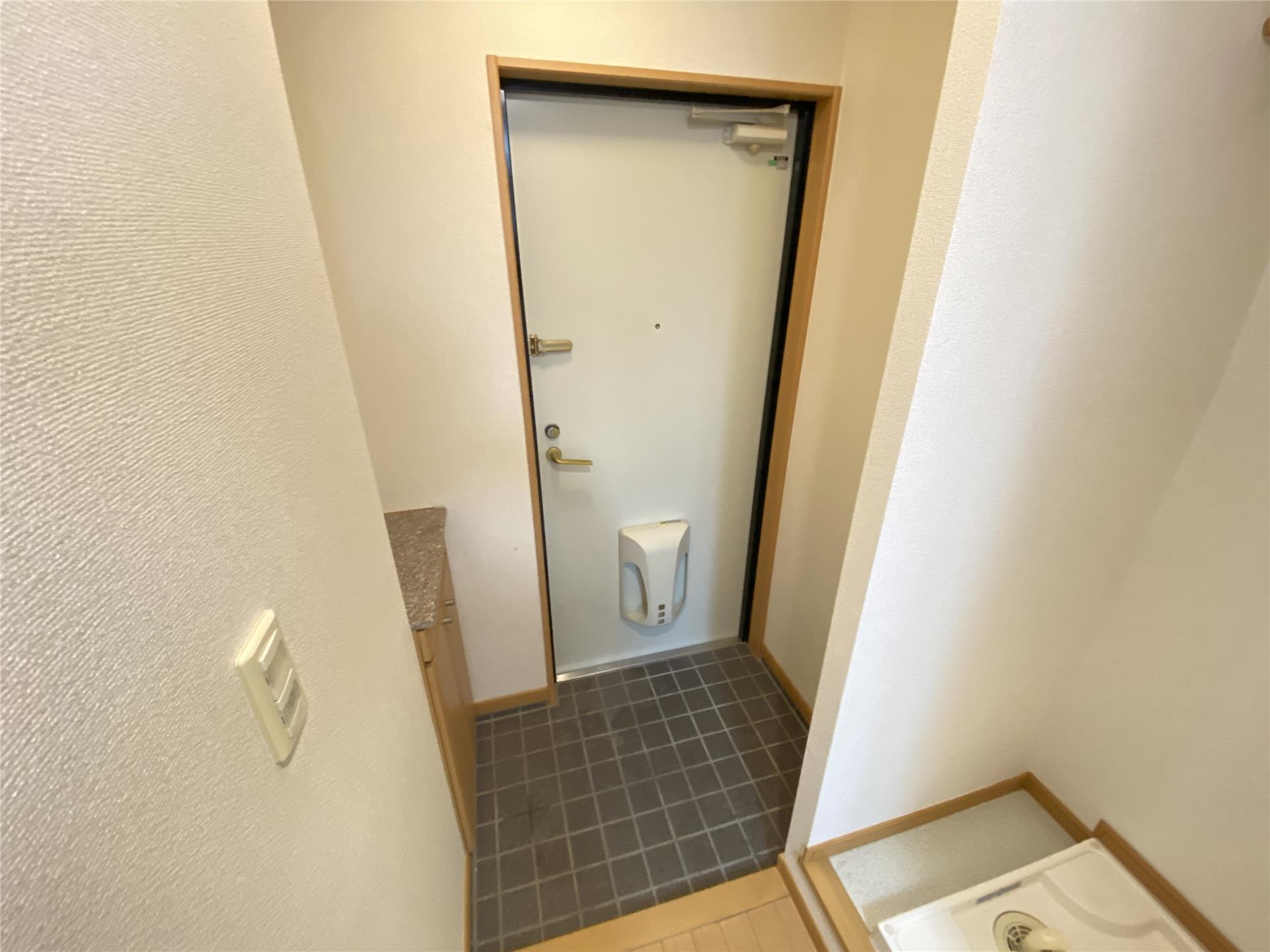 玄関　段差が小さく安全な玄関です♪