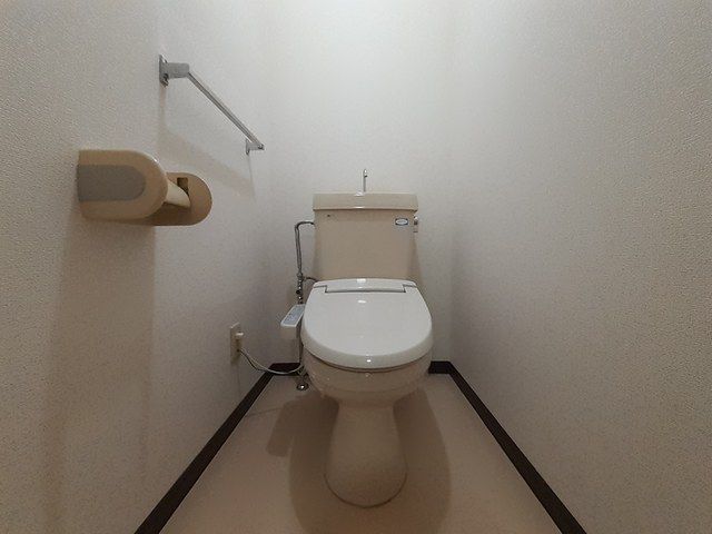 トイレ　落ち着いた色調のトイレです
