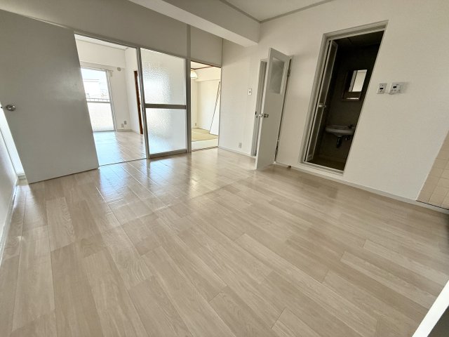 居室・リビング　床色が明るい色合いで、とてもきれいです。