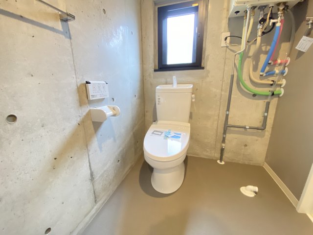 トイレ　落ち着いた色調のトイレです