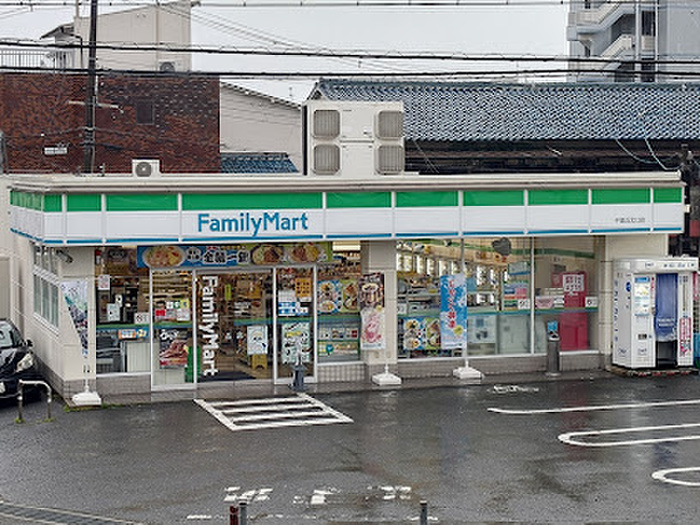 コンビニ　ファミリーマート（コンビニ）まで500m