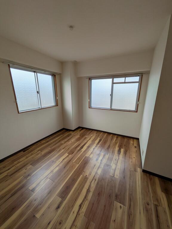 その他部屋・スペース　窓の多い明るい洋室