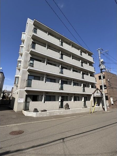 【札幌市豊平区中の島一条のマンションの建物外観】